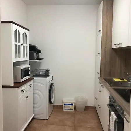 Chen Mit 2 Schlafzimmern, Ebk, Separat Balkon 아파트